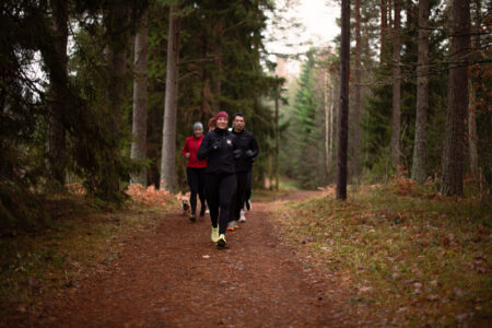 Löpargruppen hos Health Power i Mjölby på ett löppass i skogen.