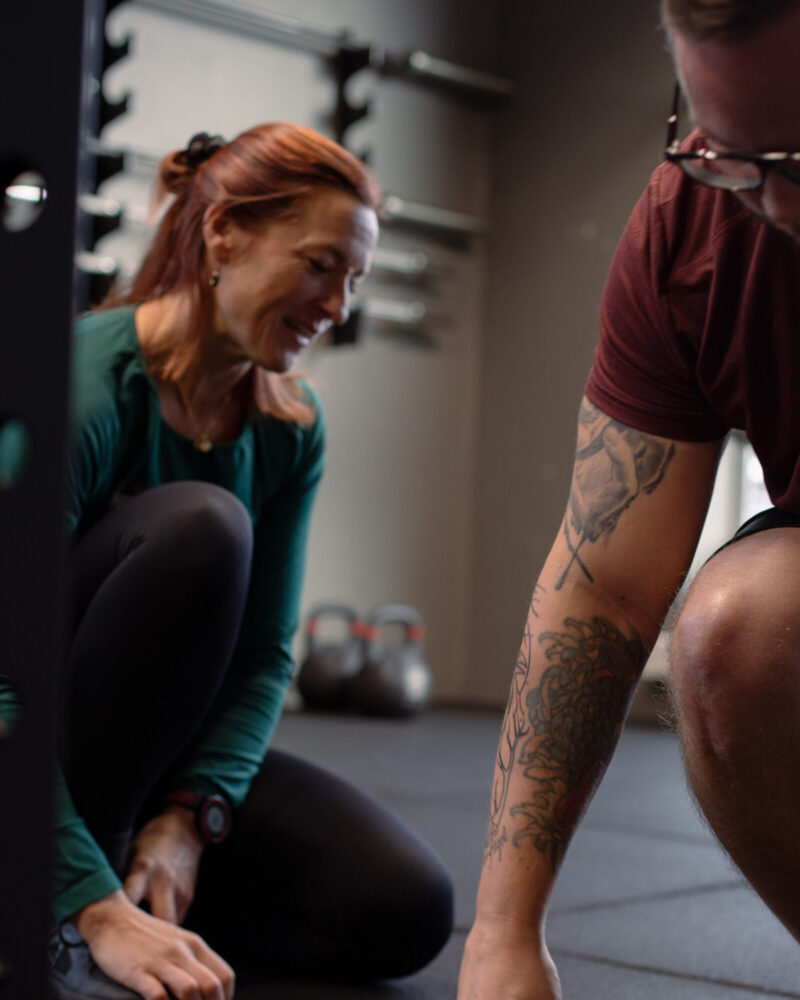 personlig-traning-health-power-mjolby-2 Hanna Pettersson som driver Health Power i Mjölby, i kontakt med personlig träningskund.